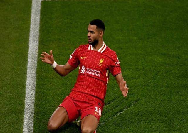 利物浦前锋奋力抢点，成为球队锋线利器