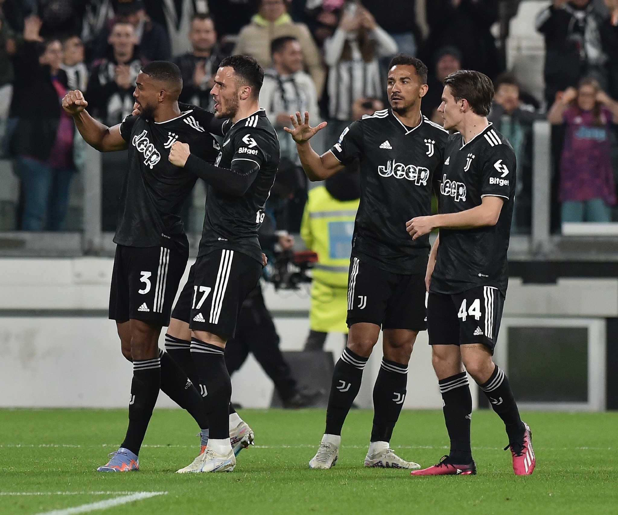 尤文图斯球员在比赛中展现出色的技术 尤文图斯球员在比赛中展现出色的技术