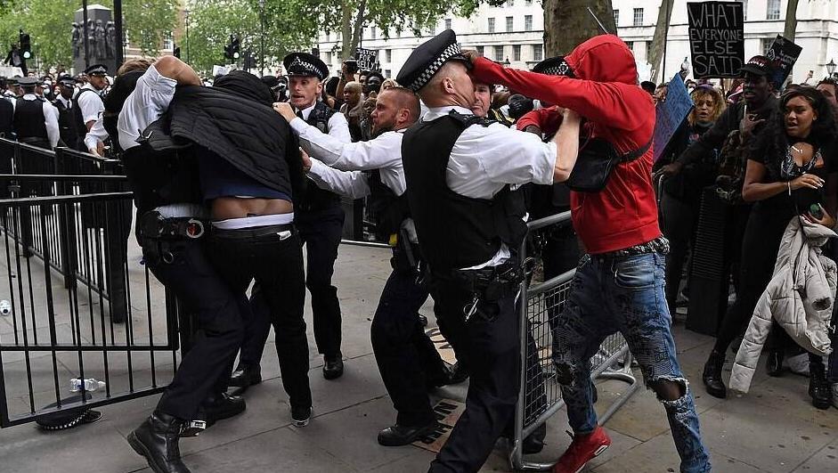 比赛中发生冲突事件，场面陷入混乱