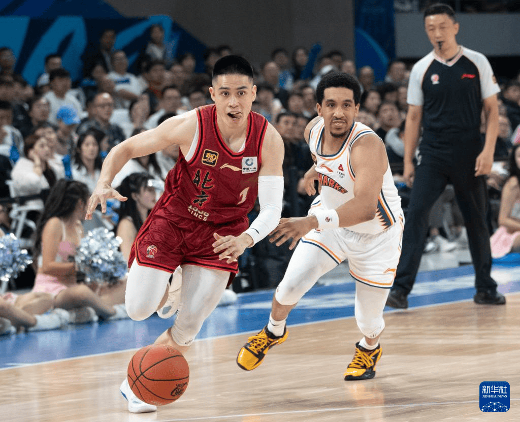 北京男篮在客场比赛中力克上海队，取得胜利