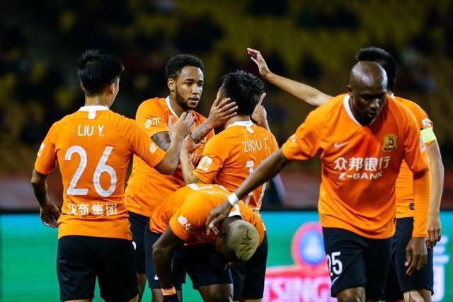 广州恒大主场不败金身，武汉卓尔追赶领先对手