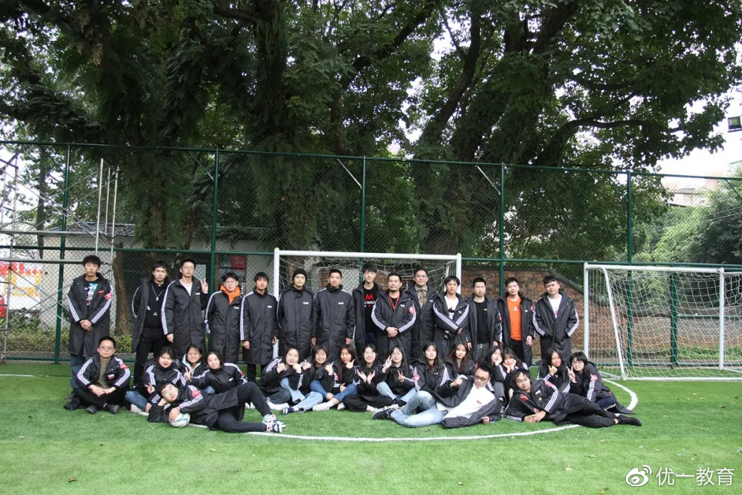 拼搏进取：女队团结互助，搏尽全力争取第一