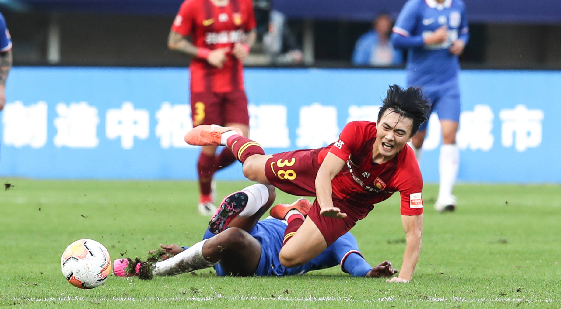 河北华夏幸福主场小胜上海申花，喜迎胜利