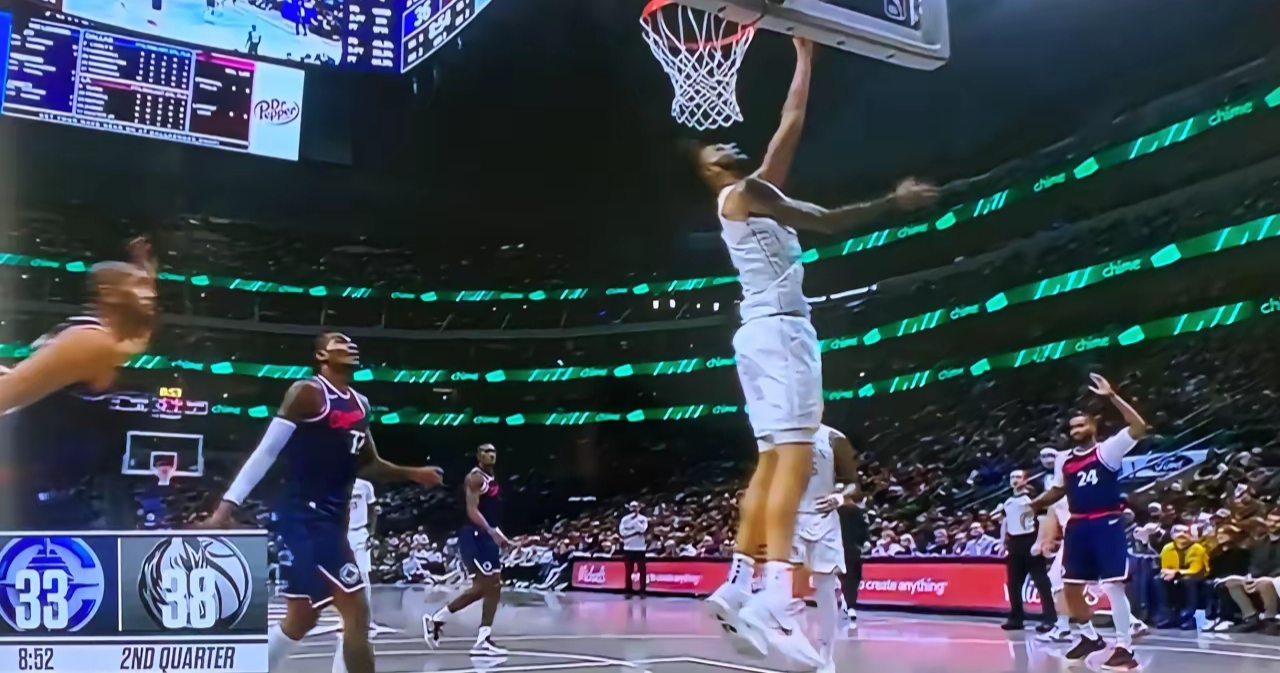 快船主场大胜，路威全场砍下全队最高25分