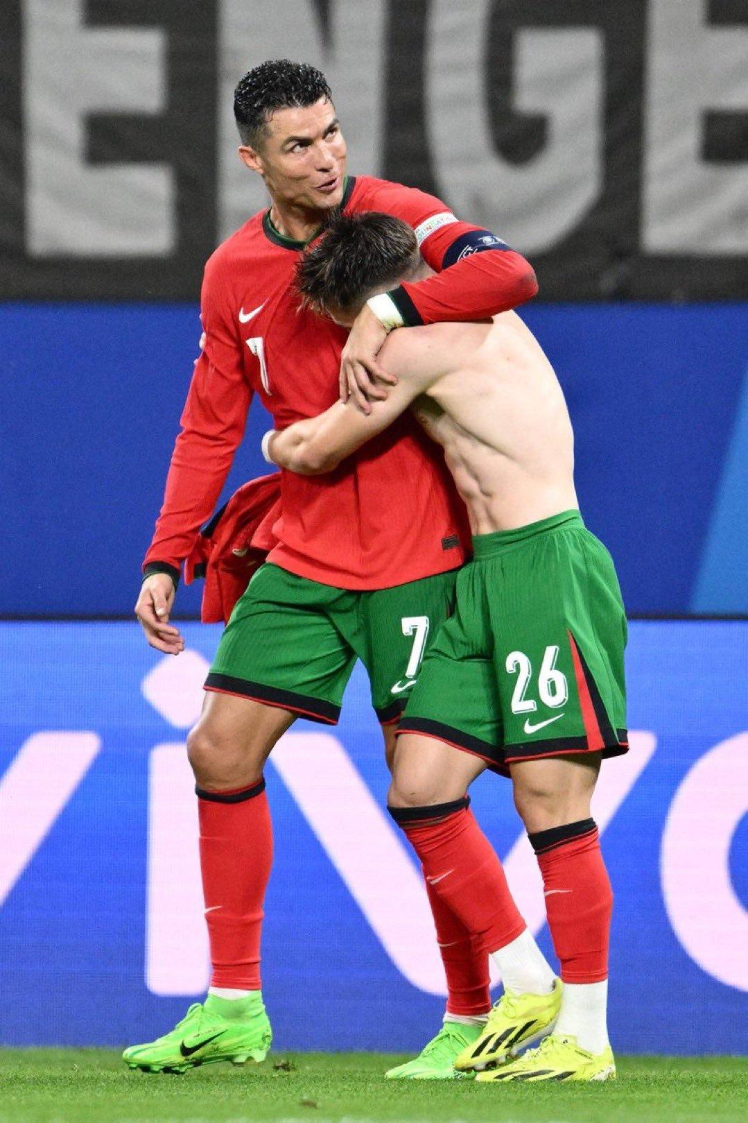 捷克队在比赛中实现绝杀，晋级四强