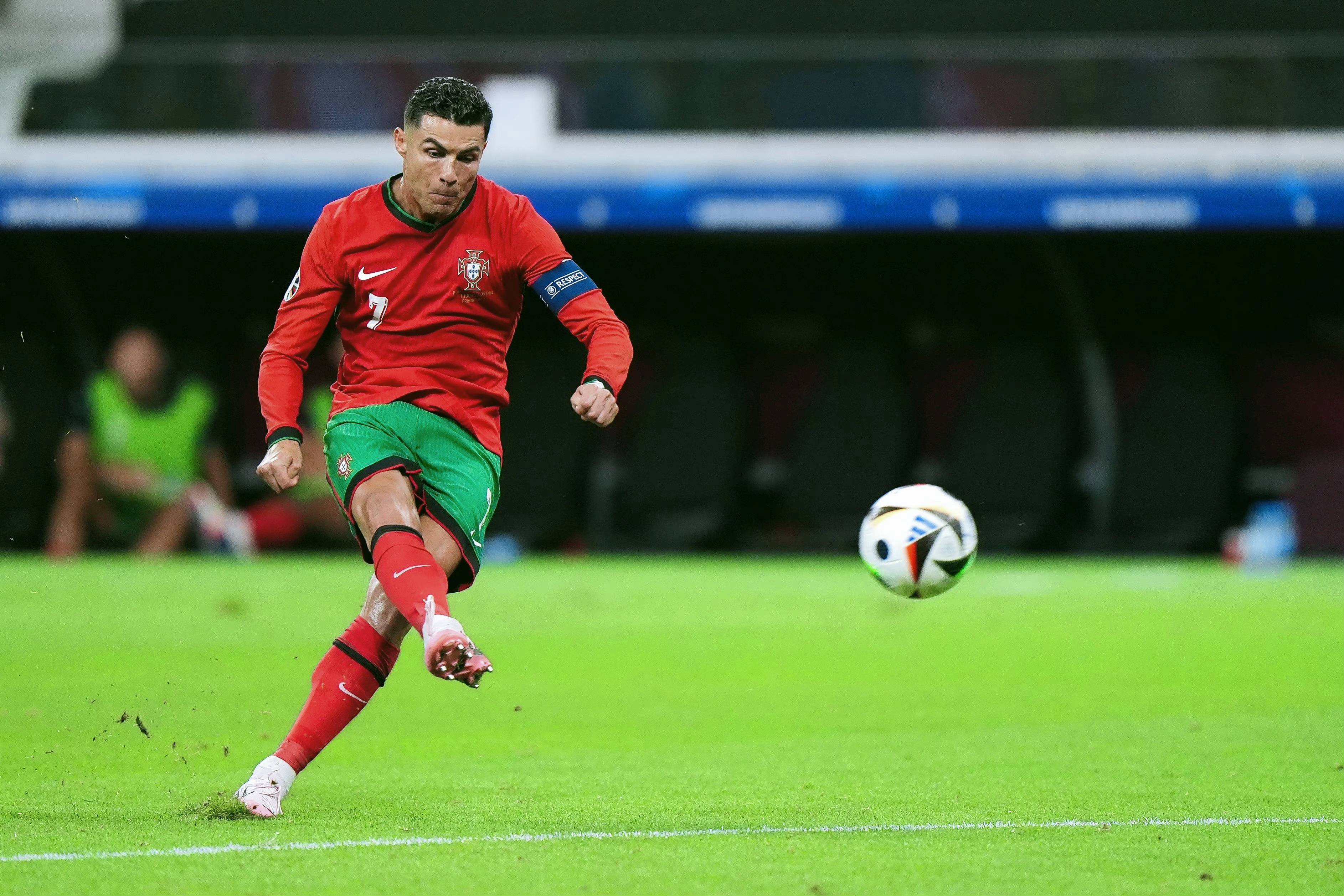 欧洲杯点球大战,胜者笑逐颜开 欧洲杯点球大战,胜者笑逐颜开