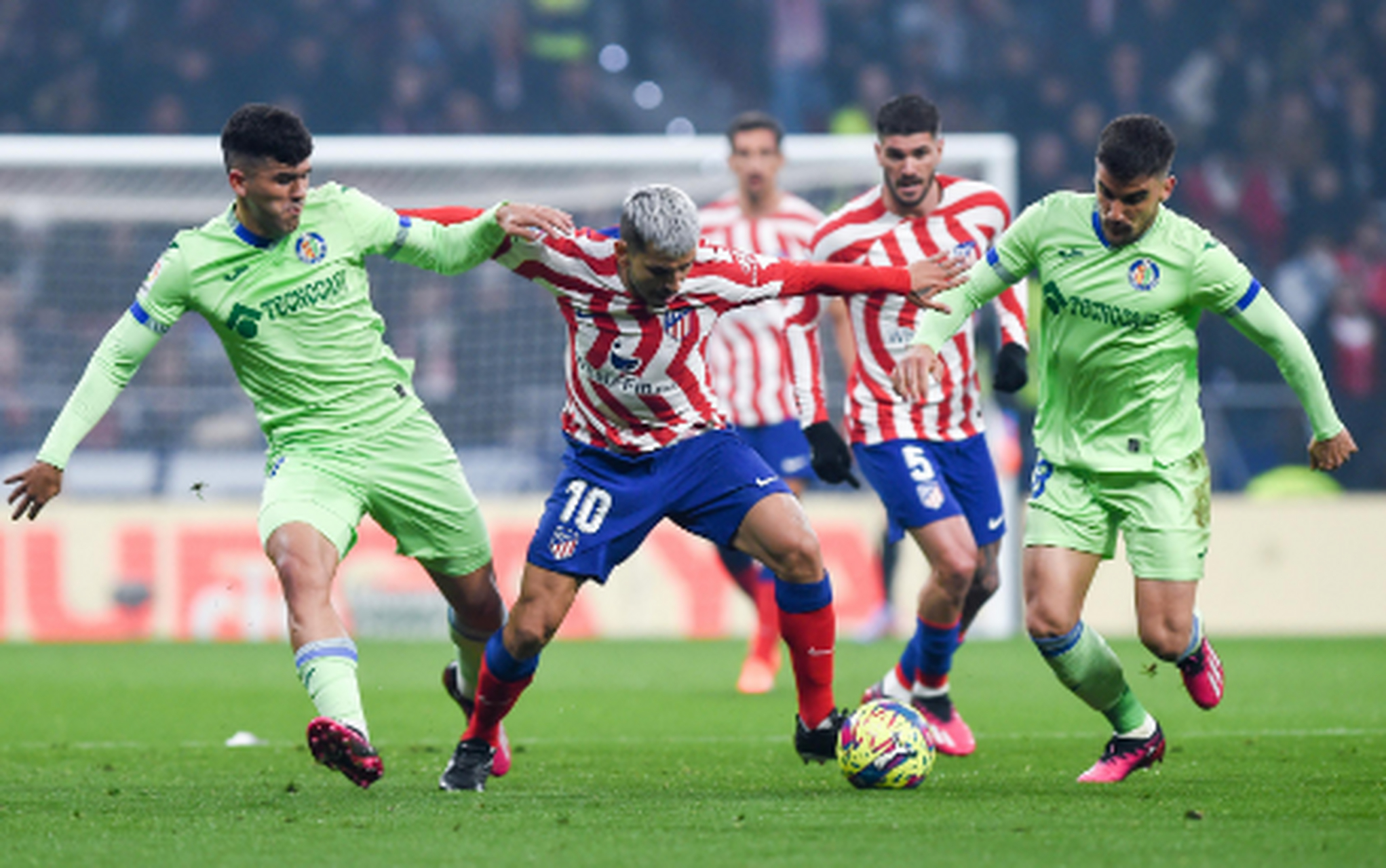 西班牙强队展现统治力，联赛争霸激烈