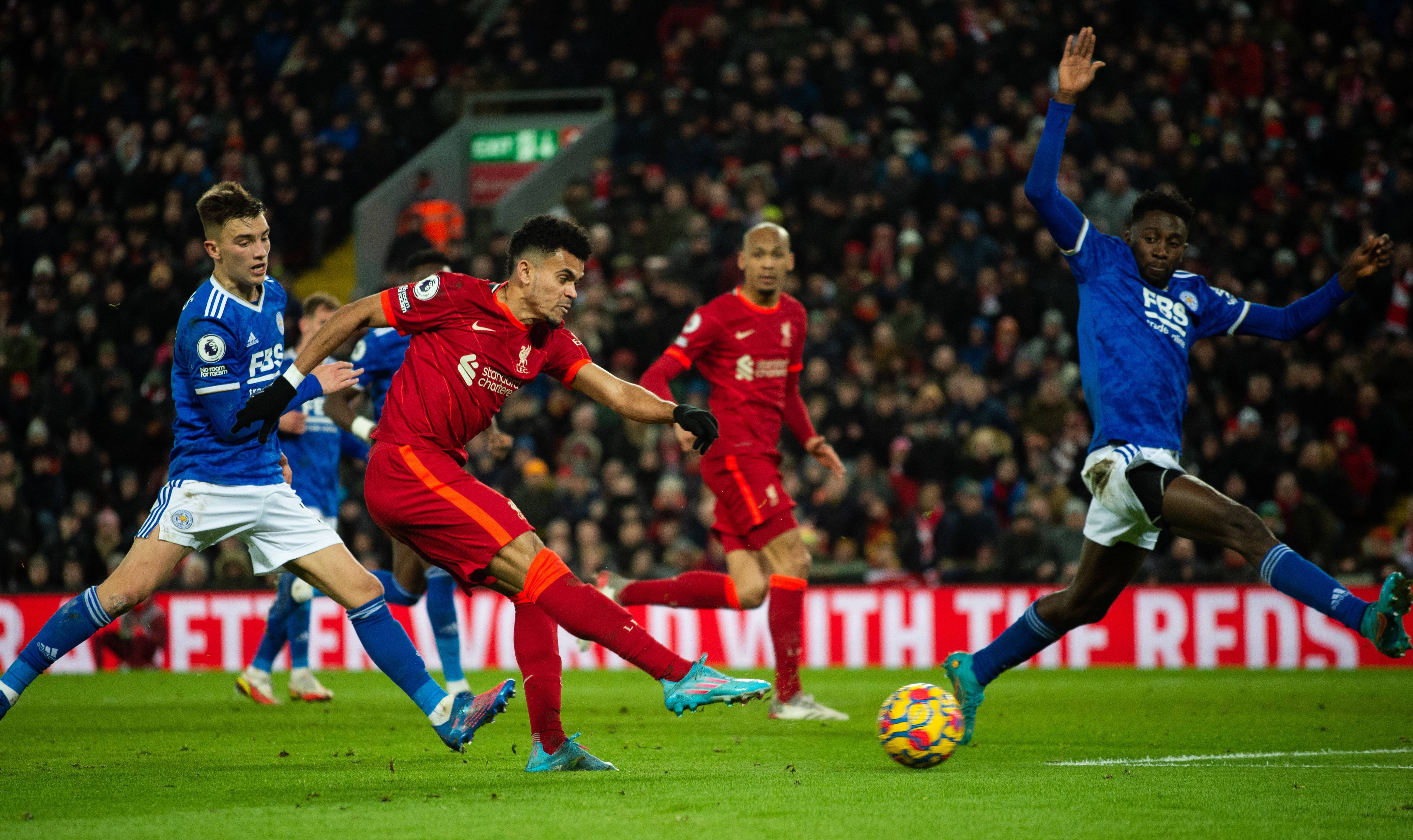 胜负难分的足球比赛即将拉开序幕