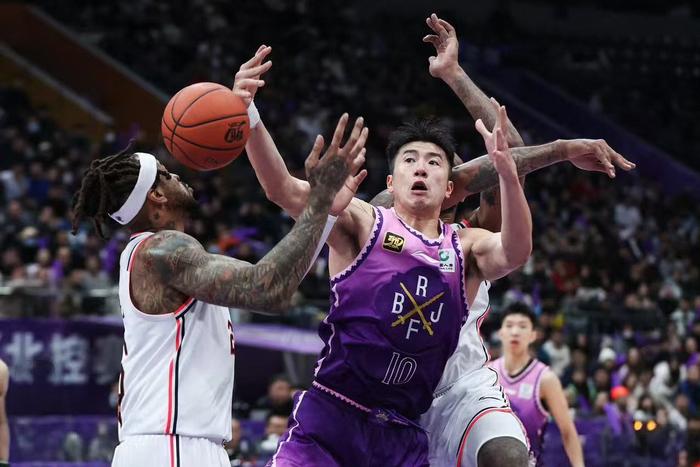 广厦男篮三分球险胜，占据领先位置