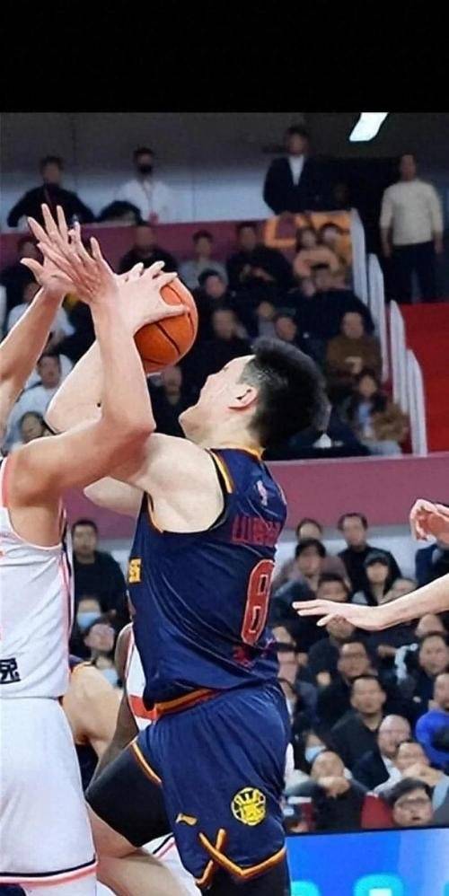 广厦男篮三分球险胜，占据领先位置