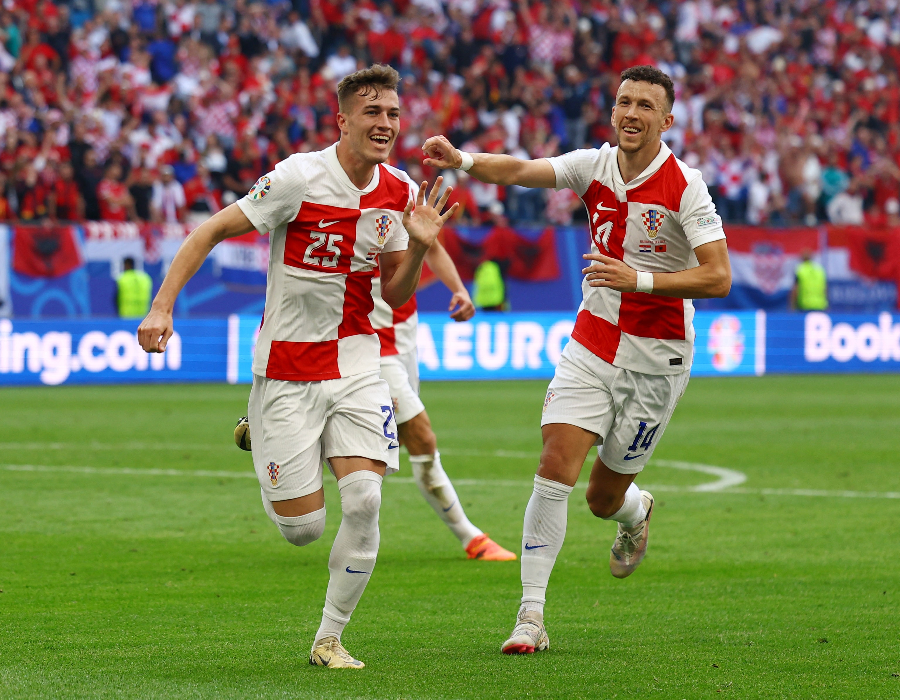 激烈对决!欧洲足赛争夺激情四溢,尽展实力 激烈对决!欧洲足赛争夺激情四溢,尽展实力