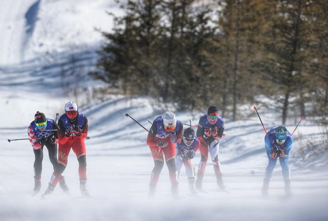 挪威选手在越野滑雪比赛中取得骄人成绩，夺冠