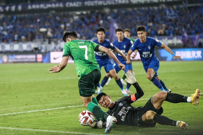 广州恒大前锋攻破对手门将，帮助球队取胜
