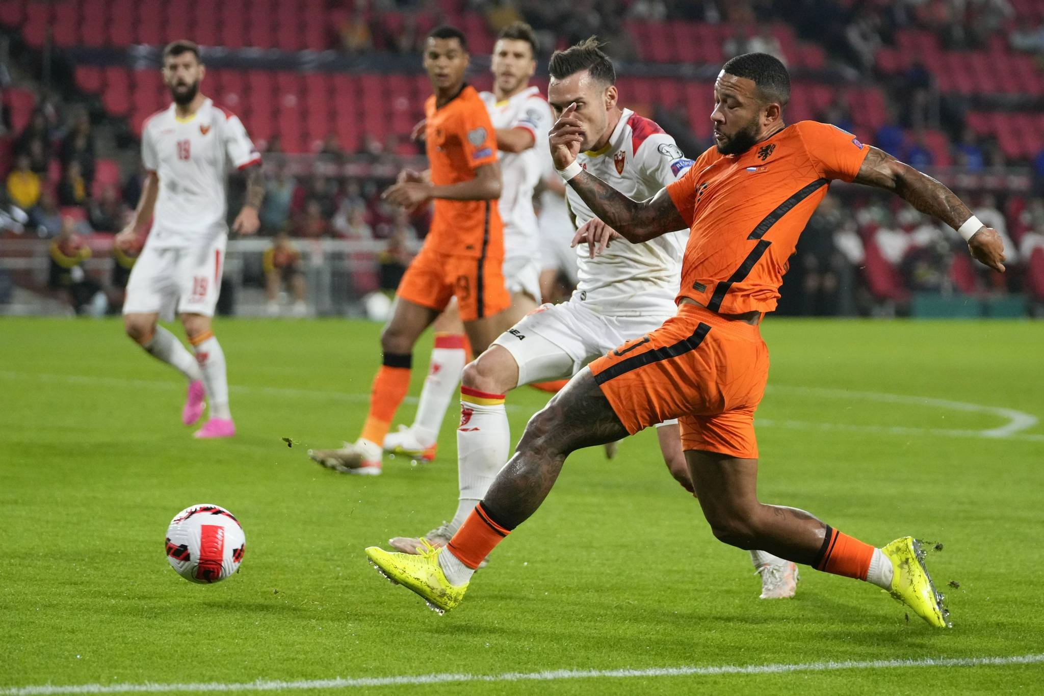 荷兰队在布雷达赢得胜利，晋级16强