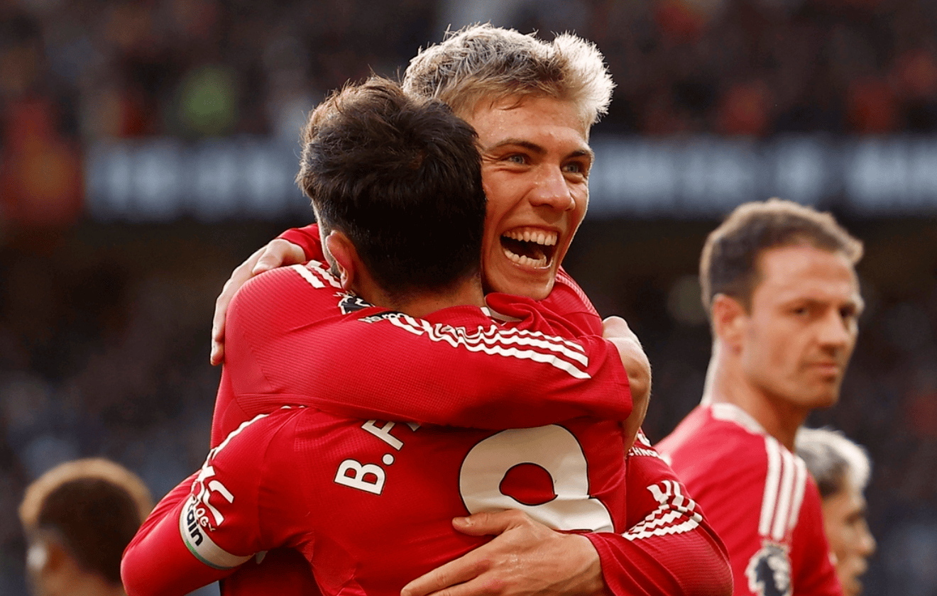 曼联中场集体发挥佳，主帅赞叹