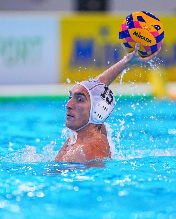 快速夺冠：瑞士和西班牙游泳选手决战水上