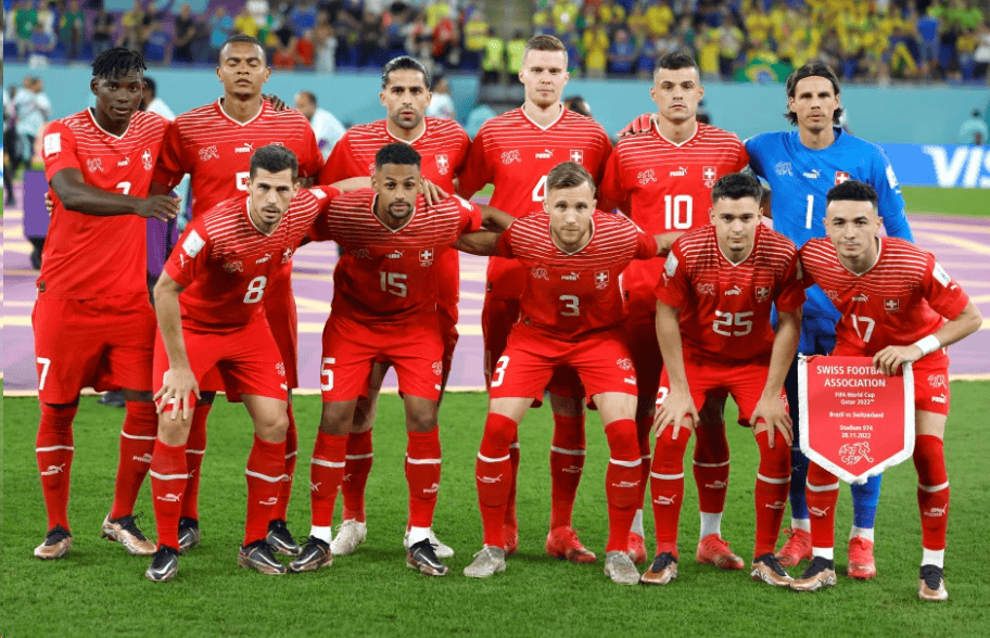 快速夺冠：瑞士和西班牙游泳选手决战水上