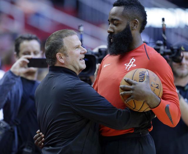 火箭队核心球员表现出色荣膺赛季MVP