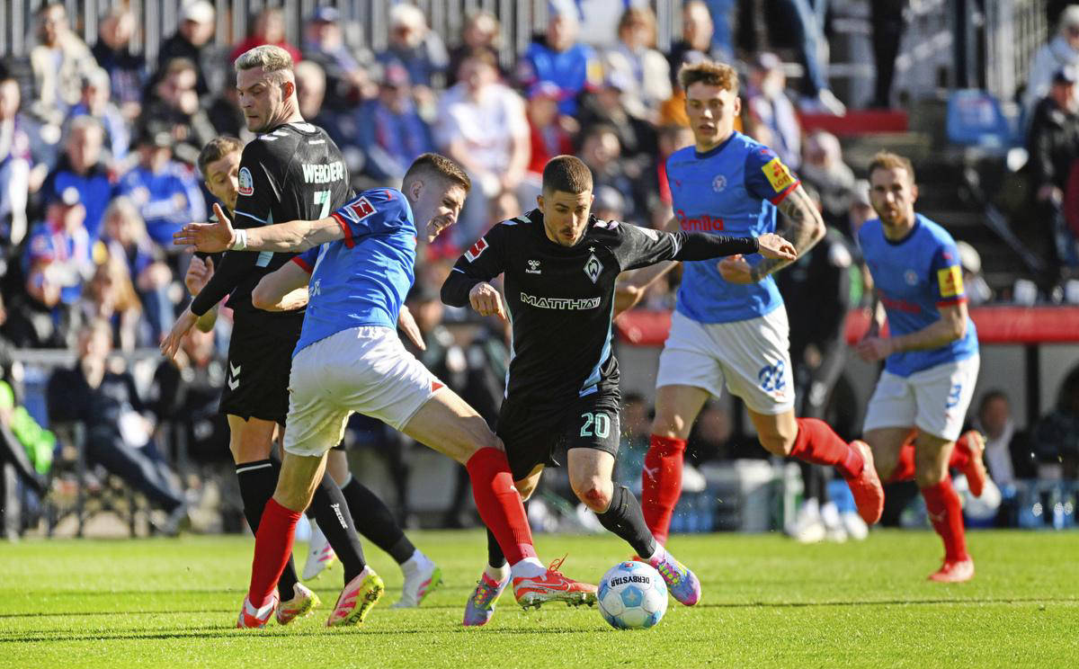 阿拉维斯客场击败莱万特,取得关键的三分 阿拉维斯客场击败莱万特,取得关键的三分