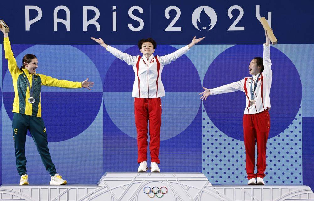 匈牙利跳水选手优雅姿态，登顶领奖台