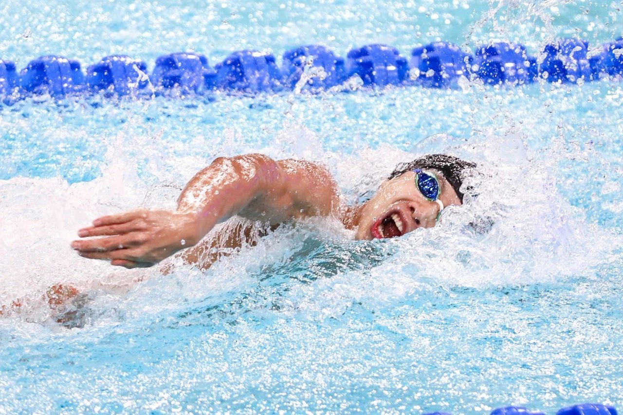 韩国选手在游泳比赛中突破自己，赢得冠军