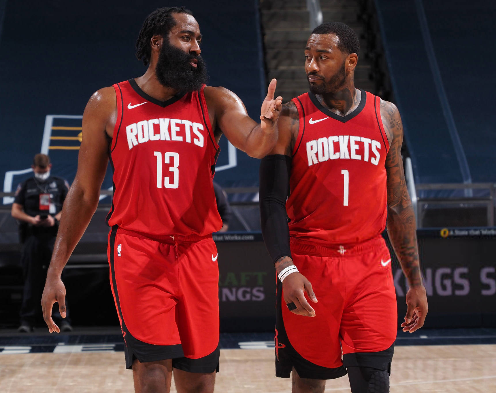 火箭惨遭逆转，哈登露出挫败神情