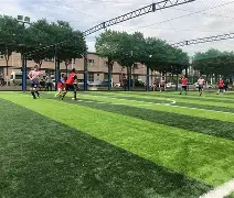 赛场上球员们尽显团队合作，为胜利齐心协力