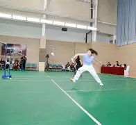 赛场上球员们尽显团队合作，为胜利齐心协力