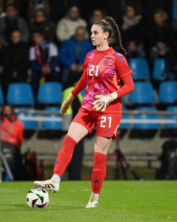 德国女足在比赛中展现非凡实力