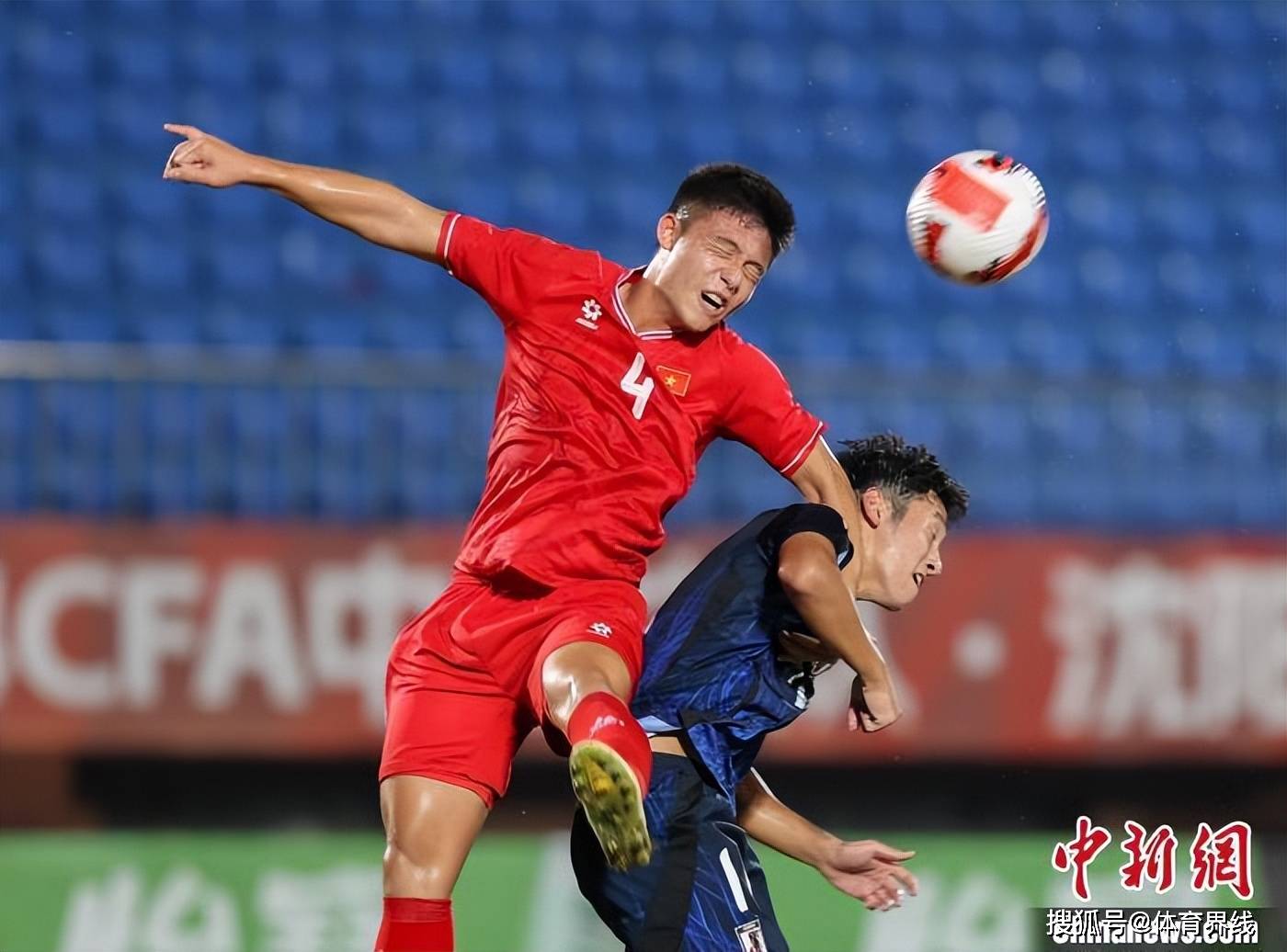 国际足球大赛现场热闹非凡，球员斗志昂扬