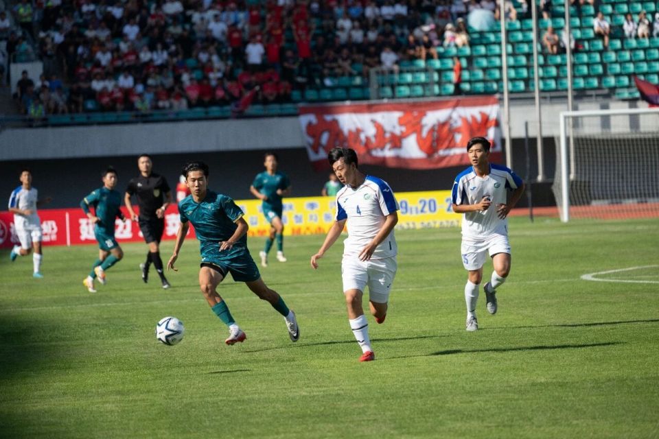 国际足球大赛现场热闹非凡，球员斗志昂扬