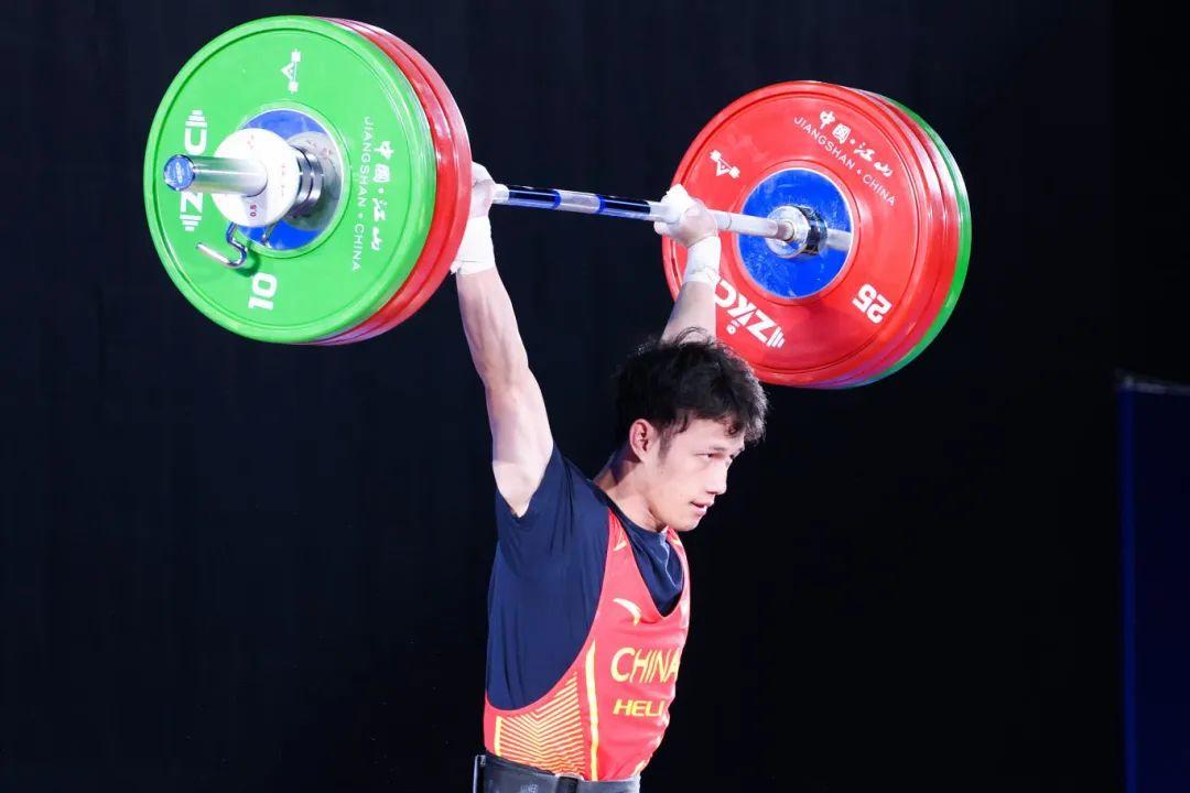 举重选手攻关成功，挑战新纪录